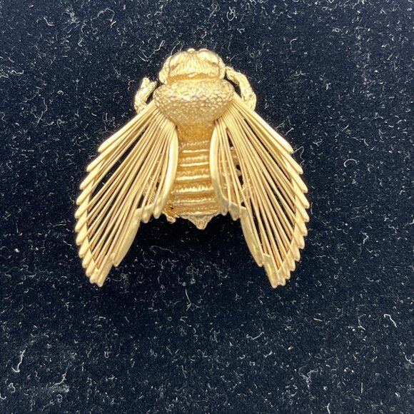 Vintage Monet Honey Bee Bumble Pin Brooch Signed Gold Tone Insect Textured - Picture 1 of 5